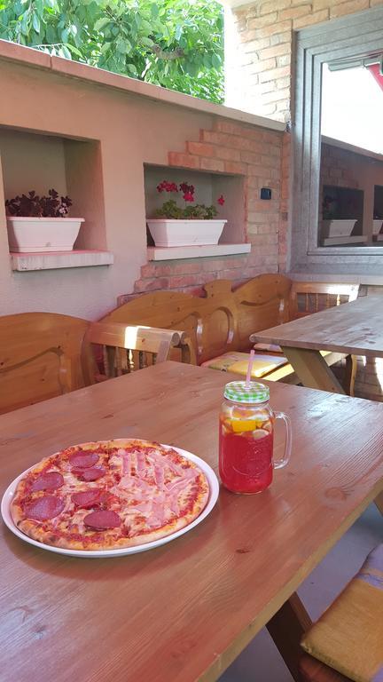 Clock Cafe Pizzeria Es Panzio Ξενοδοχείο Hajdúszoboszló Εξωτερικό φωτογραφία