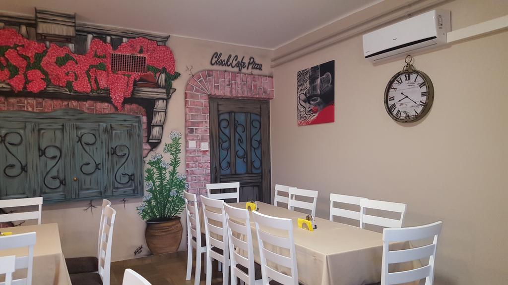 Clock Cafe Pizzeria Es Panzio Ξενοδοχείο Hajdúszoboszló Εξωτερικό φωτογραφία