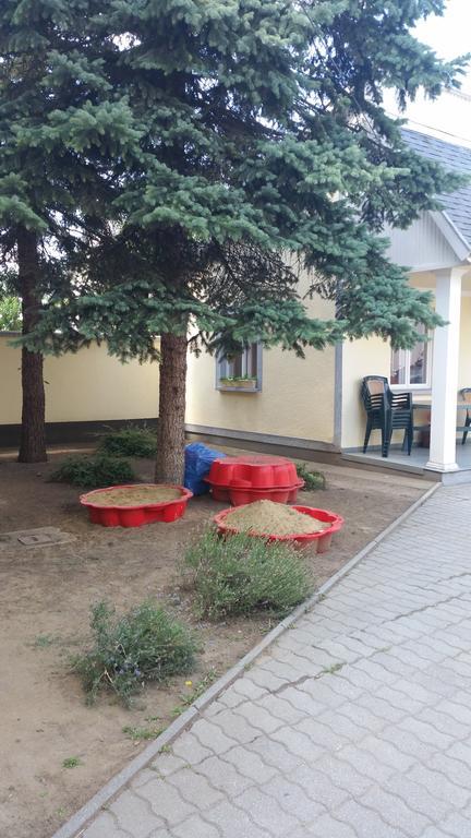 Clock Cafe Pizzeria Es Panzio Ξενοδοχείο Hajdúszoboszló Εξωτερικό φωτογραφία