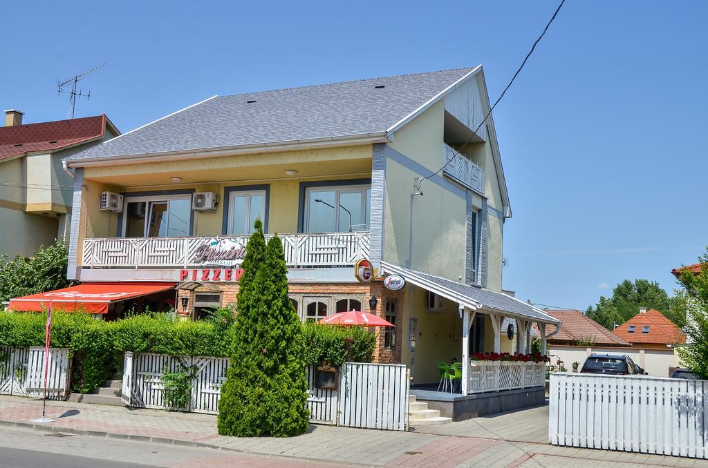 Clock Cafe Pizzeria Es Panzio Ξενοδοχείο Hajdúszoboszló Εξωτερικό φωτογραφία