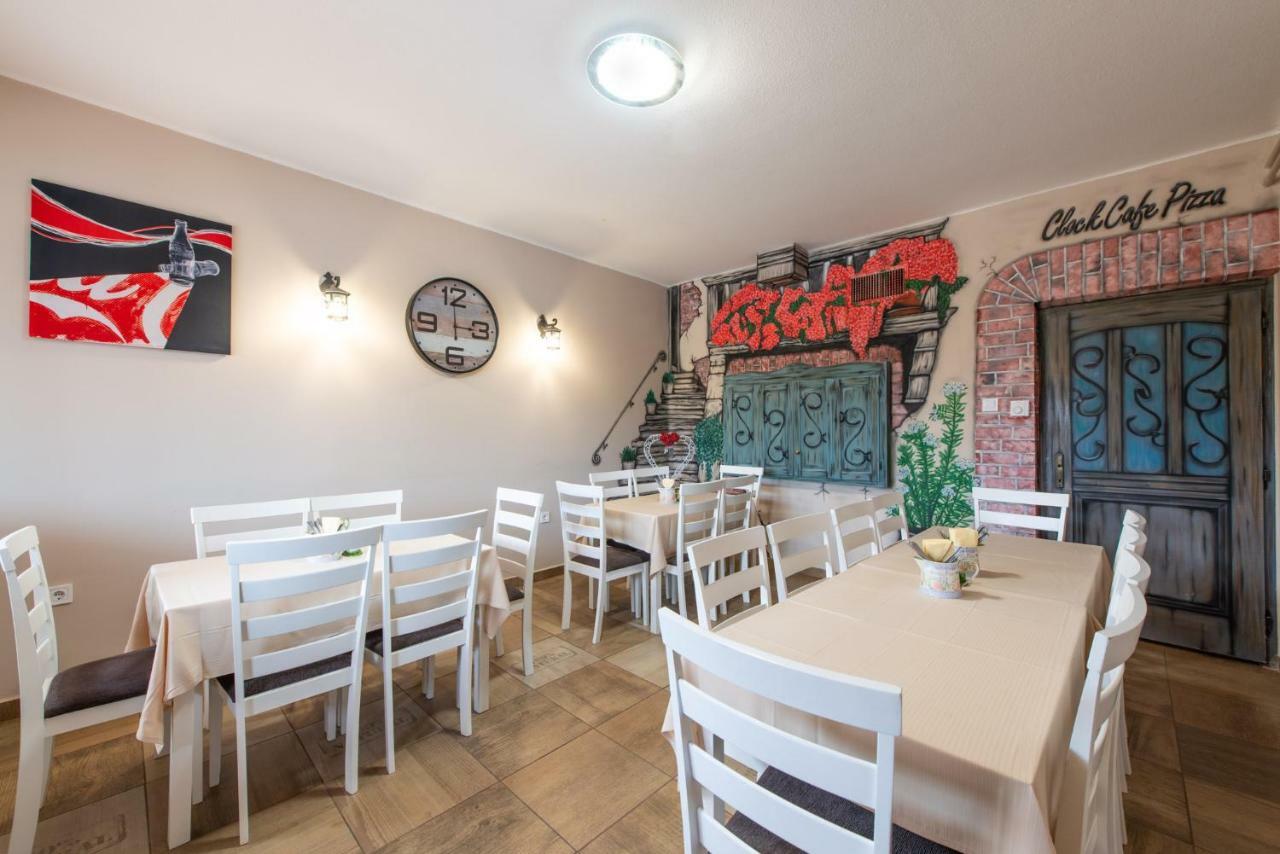 Clock Cafe Pizzeria Es Panzio Ξενοδοχείο Hajdúszoboszló Εξωτερικό φωτογραφία